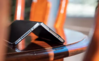 三星消除GalaxyZFold5可折叠手机折痕的方式