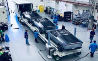 3 辆正在卸货的特斯拉 Cyber​​trucks