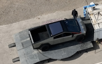 Tesla Cybertruck令人难以置信的大型挡风玻璃刮水器正在运行