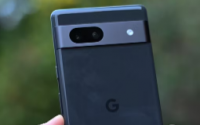 未装箱的Pixel7a在真实照片中展示了零售包装