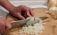 你的刀如何帮助防止洋葱撕裂
